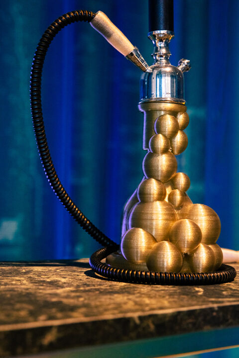 Prototype de shisha, corps de pipe à eau imprimé en 3D à partir de bioplastique à base d'algues. Par Yasmine Elwani Abdelhamid, produit lors de la Travelling School du Caire, septembre 2018., © Victor Picon