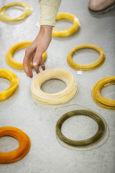 Monofilaments de bioplastique coloré grâce aux micro-algues de Camargue, © Joana Luz