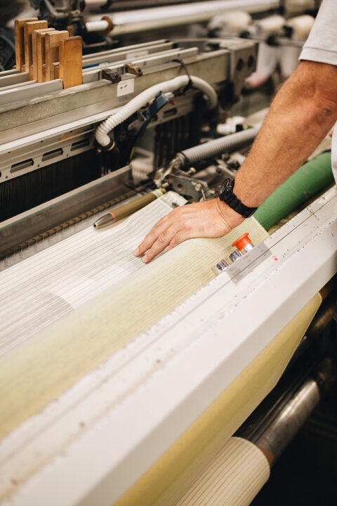 Tissages des moustiquaires en fil papier du projet Tutti Frutti., © Mathilda Perrot