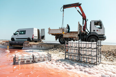 Production, dans les salins de Camargue, des carreaux de cristallisation qui habillent certains murs de la Tour LUMA, © Adrian Deweerdt