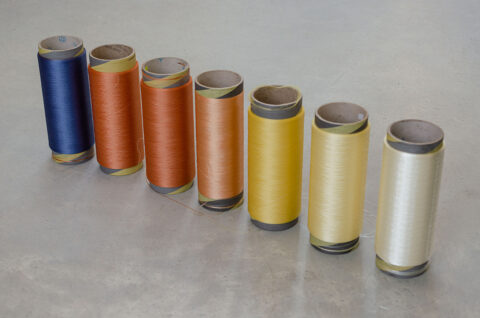 Multifilaments of bioplastic loaded with dyes from tinctorial plants., © Atelier LUMA