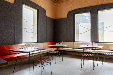 Banquettes garnies en paille de riz, tapissées de laine de Mérinos feutrée et teintes en garance de Provence, tables et tabourets en fer forgé et bioplastiques chargés en grignon d’olive, enduits mélangeant paille de riz et ocres, panneaux de biolaminés en coquille de moules, moustiquaires en fil papier teints avec du réséda., © Adrian Deweerdt
